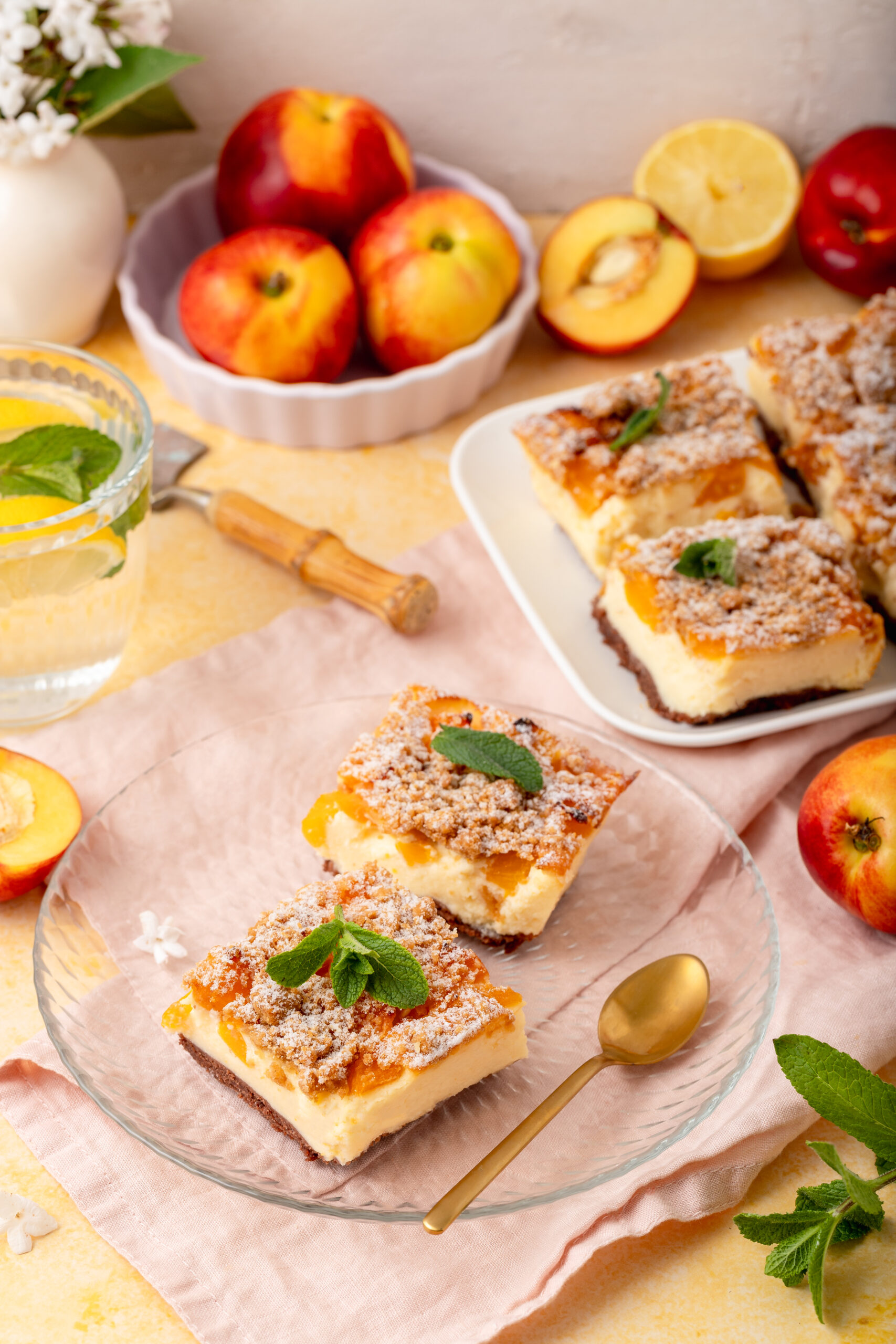 sernik_z_brzoskwiniami-stylizowane ciasta janczewscy